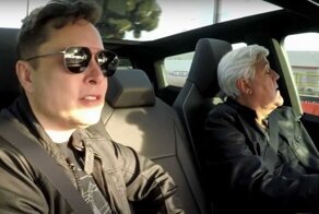 Пробный тест-драйв: Джей Лено вместе с Илоном Маском прокатился на Tesla Cybertruck