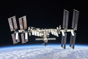 На МКС планируют отправить двух русских офицеров и блондинку