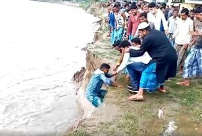 Под ногами мужчины обрушился берег