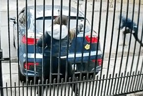 Женщина-полицейский применила оружие, чтобы отпугнуть налетчиков пытавшихся угнать автомобиль