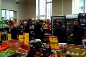 Охранник московского магазина устроил драку с посетителями