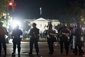 Дональд Трамп спустился в бункер Белого дома, чтобы спрятаться от протестующих