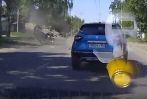 "Лексус" перевернулся на улице Землячки в Нижнем Новгороде