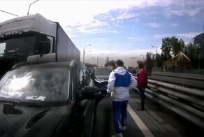 Проныра на Mitsubishi устроил массовое ДТП, пытаясь быть быстрее всех в пробке