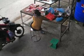 Мотоциклист влетел в стол мясника