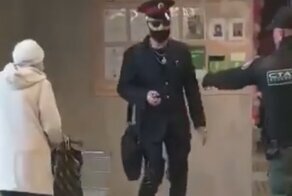 В Челябинске мужчина на каблуках и в костюме железнодорожника устроил в магазине скандал и был избит