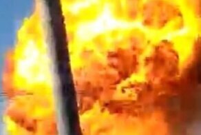 Момент взрыва в жилом доме при пожаре попал на видео