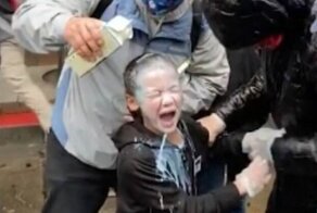 Видео: среди протестующих в Сиэтле оказался ребенок
