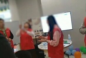 Сотрудников китайской компании заставили есть червей