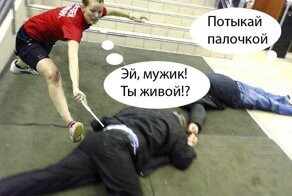 В Казани фельдшер пинками приводил в чувство лежащего на земле "пациента"