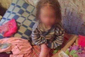 Собутыльник отца заметил в комнате тощую малышку с обмороженными ногами