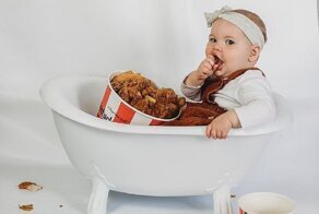 Фотографа, накормившую дочку жареной курицей, застыдили в сети
