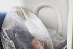 Пассажирка самолёта закуталась в полиэтилен, чтобы спастись от коронавируса