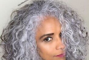 Парикмахер учит клиенток гордиться сединой