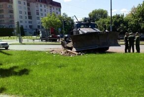 В Беларуси военные уронили с трала бульдозер