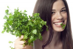 Королева пряностей, глава огорода, покровительница печалящихся: за что петрушка получила свое название и удостоилась таких эпитетов?