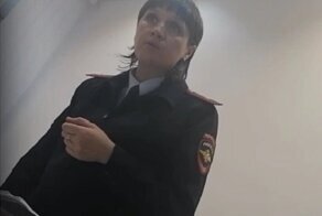 "Ты охеревший или че?": сотрудница полиции без средств защиты накричала на посетителя без маски