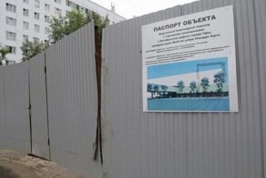 В Уфе беременная легла на дорогу, преградив движение строительной техники