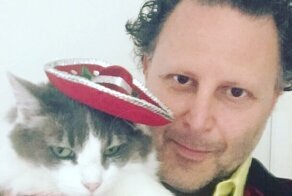 Американец узаконил отношения с кошкой, которая 5 лет поддерживала его, спасая от депрессии