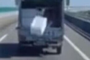 Магия вне Хогвартса: выпавшая коробка вернулась в кузов грузовика