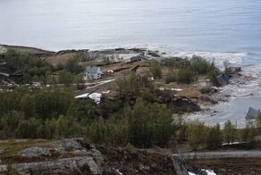 В Норвегии оползень утащил несколько домов в море