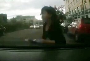 Женщина неожиданно выбежала на проезжую часть из-за стоящих машин