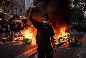 Париж присоединился к американским протестам против полицейского насилия