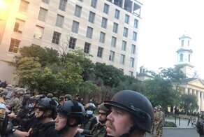 Участники протеста встали на колени у Белого дома