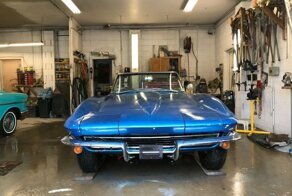 Припаркованный на 47 лет! На продажу выставили Chevrolet Corvette 1965 года