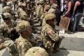Вслед за полицией на колено встала нацгвардия США