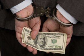 На Урале полицейские задержали почти все руководство города за взятки