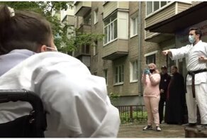 Священник учит карате детей с ограниченными возможностями