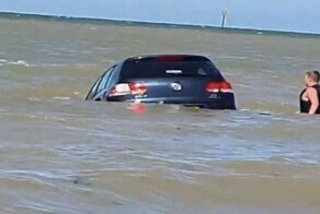 Момент спасения унесённой морем машины попал на видео