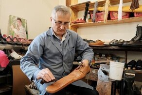 Мужчина из Румынии делает обувь  для социального дистанцирования