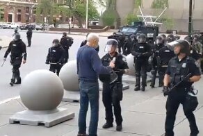 Во время беспорядков в Нью-Йорке полицейский  разбил голову пожилому мужчине