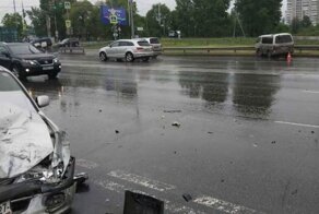 Авария дня. В Хабаровске неизвестный герой спас ребенка из-под колёс машины