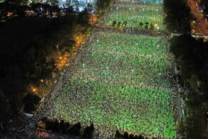  Тысячи жителей Гонконга наплевали на запрет полиции и собрались на площади, чтобы почтить память жертв бойни 1989 года