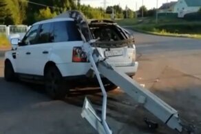 Исторический момент: в Лениногорске пьяная молодёжь на Range Rover снесла столб