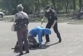 В Магнитогорске полицейские избили дубинкой нарушителя масочного режима