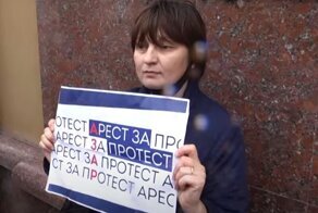 В России гражданам запретили держать плакаты в руках