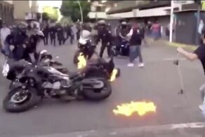 Протестующие в Мексике подожгли полицейского