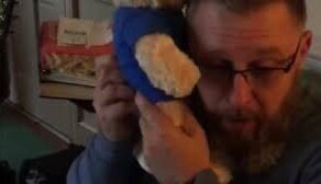 Лучшему отцу на свете: Мужчина расплакался от полученного в подарок плюшевого медведя