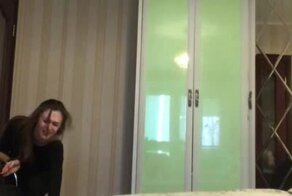 На девушку  упала кровать, когда она танцевала