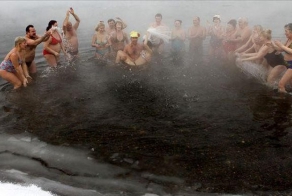 Влюбленные справили свадьбу в водах Енисея при -30 градусах (4 фото)