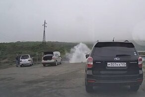 Машина с водителем влетела в море во Владивостоке