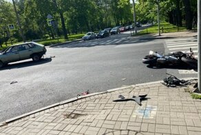 В Пушкине автомобиль и мотоцикл не поделили проезжую часть