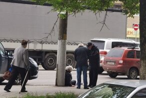 Бабулька пыталась перебежать оживленную проезжую часть в неположенном месте