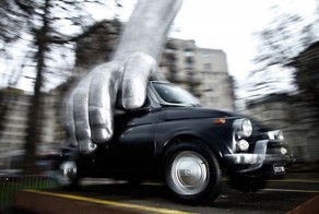 Игра в машинки в лондонском парке (10 фото)