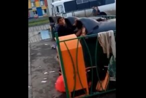 Найдена мамаша, которая отправила ребёнка в мусорный бак на поиски съестного