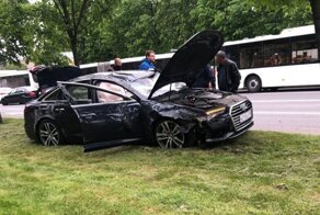 Авария дня. Кадры эффектного скольжения Audi в Петербурге